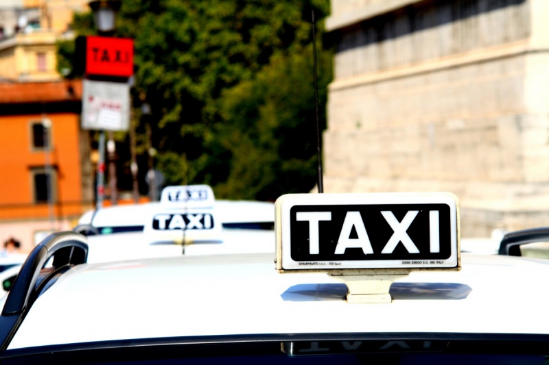 taxis-LA CROIX VALMER-min_taxi_auto_rome_road_white-1051610